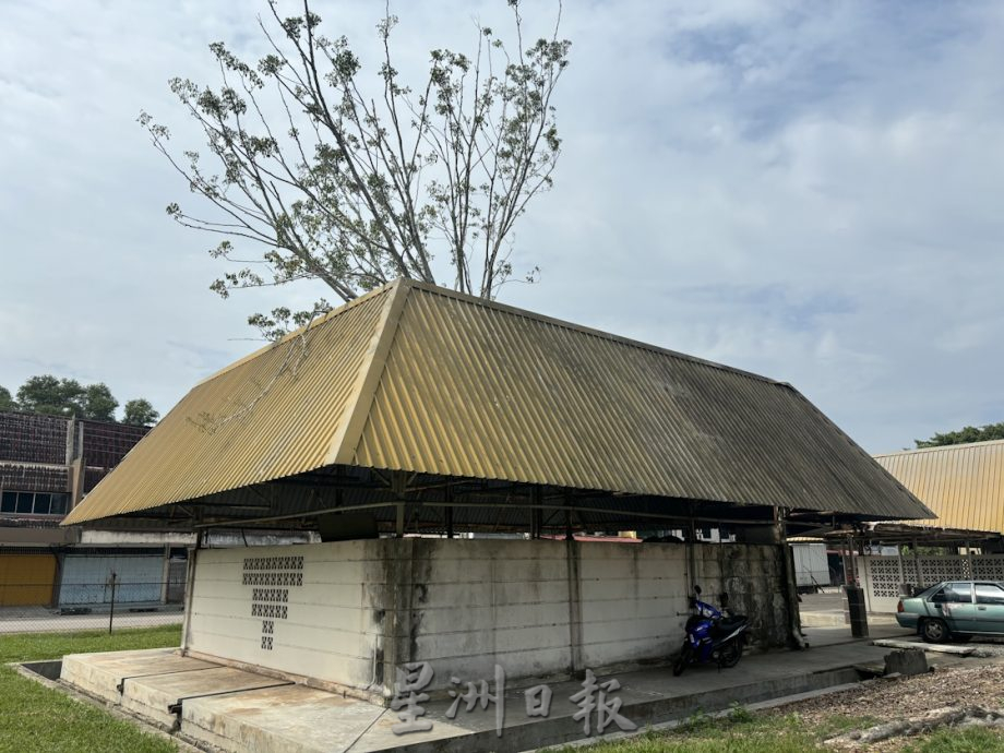 （已签发）柔：**版二头**猪肉档屋顶被树木压穿逾一年   商贩盼市议会清理维修