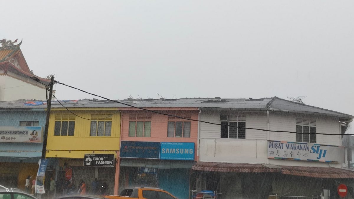 （已签发）柔：狂风暴雨袭马西大街   逾10店屋被吹走屋瓦