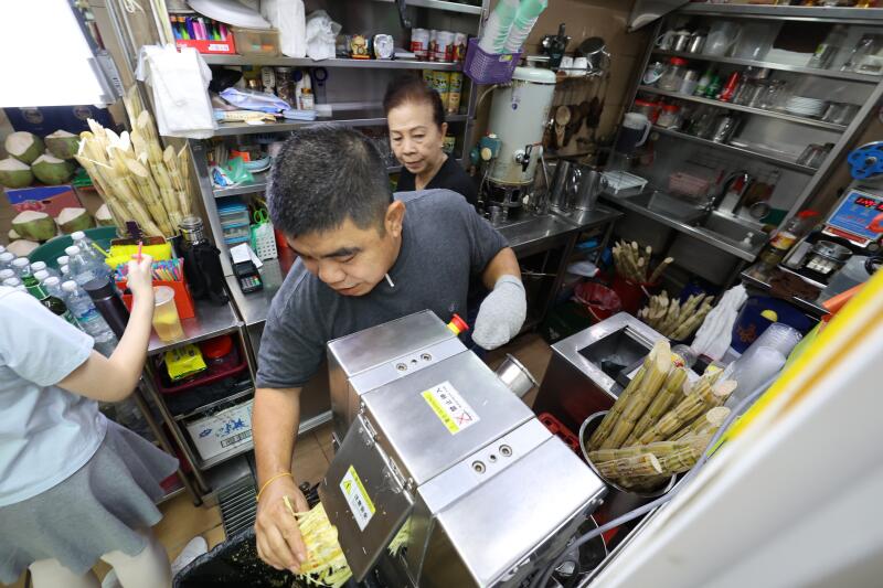 断指摊贩一年后复工 靠单手绞甘蔗