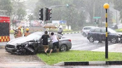 汽車相撞後衝上人行道 2人送院