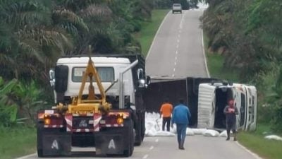 罗里疑失控翻覆路中央 武吉峇都至拉央路交通受阻