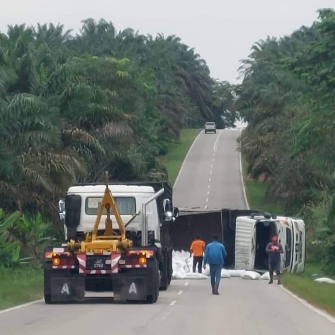 罗里疑失控翻覆路中央   武吉峇都至拉央路交通受阻  