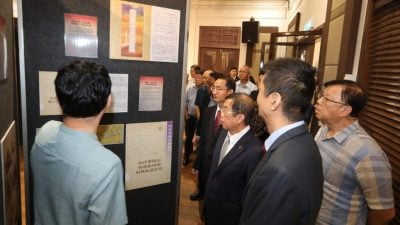 隆雪華堂馬中建交圖片展   回顧共同走過歲月 