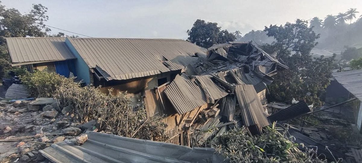 （有视频）印尼东部火山喷发房子起火  酿至少9死