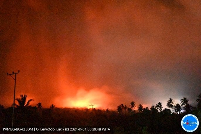 （有视频）印尼东部火山喷发房子起火  酿至少9死