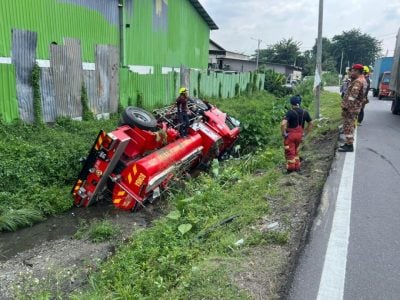 疑司机不熟路 消防车失控坠沟翻覆