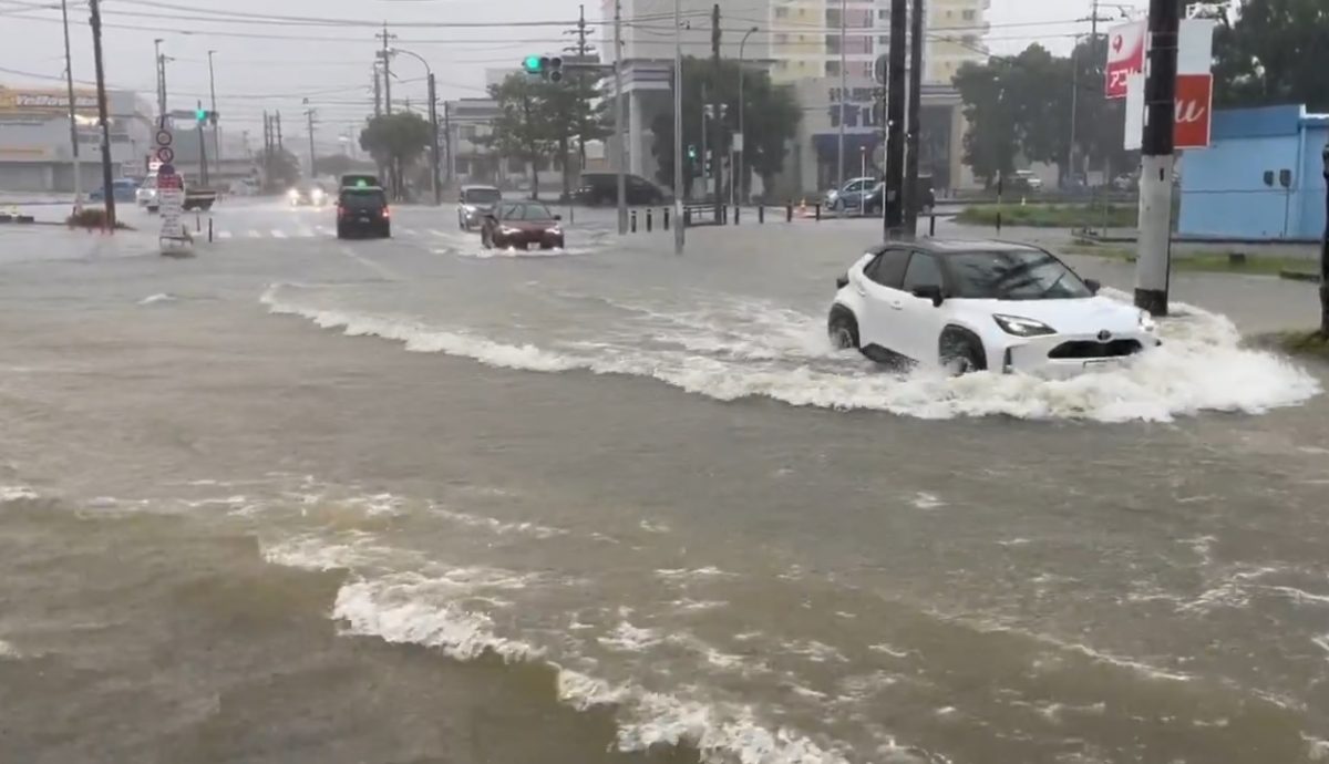 （视频）日本冲绳本岛北部暴雨 有民宿局部倒塌掉入河