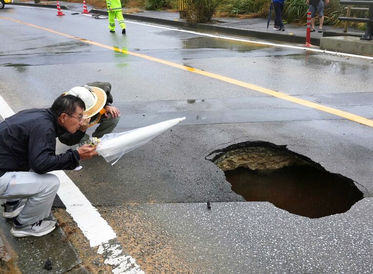 （视频）日本冲绳本岛北部暴雨 有民宿局部倒塌掉入河