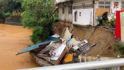 視頻 | 日本沖繩本島北部暴雨  有民宿局部倒塌掉入河