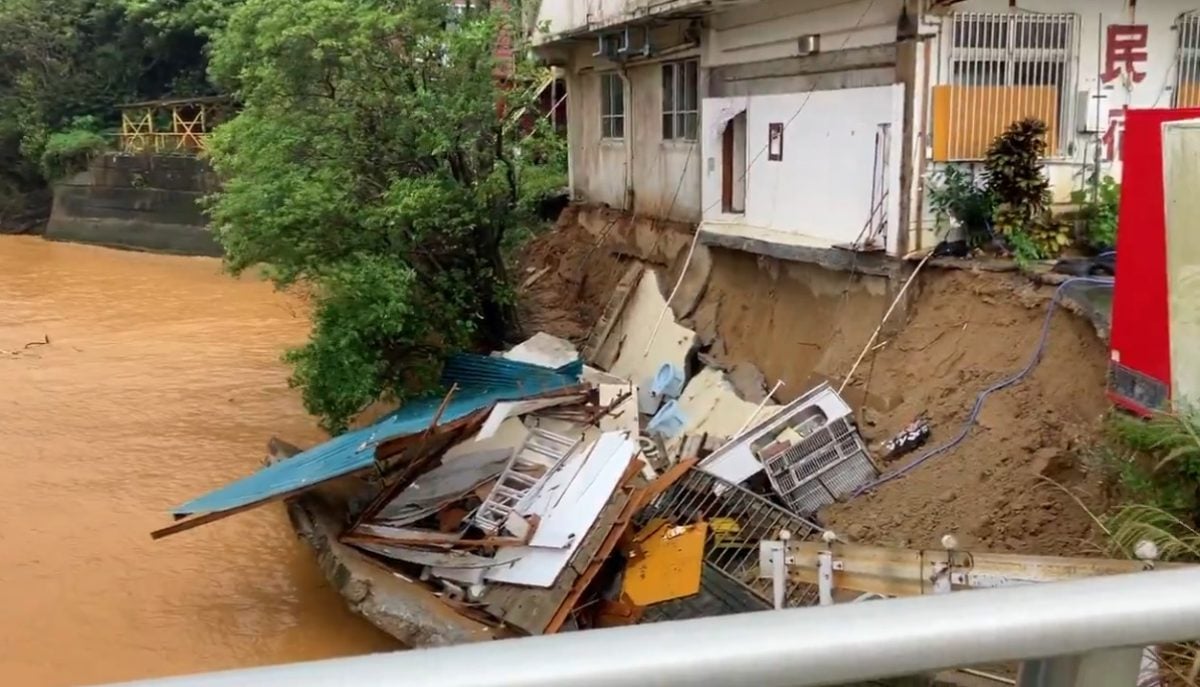 （视频）日本冲绳本岛北部暴雨 有民宿局部倒塌掉入河