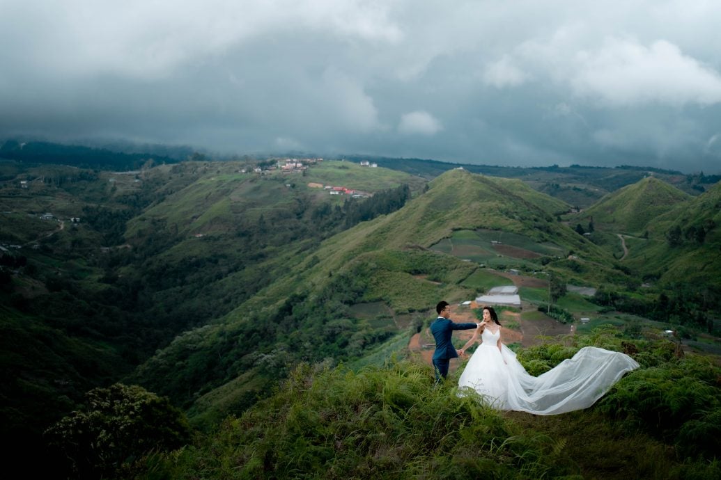 【独家视频】|绝对不是P图！神山顶峰婚纱照夫妻现身说法 “婚姻如登山 高低起伏携手共度”