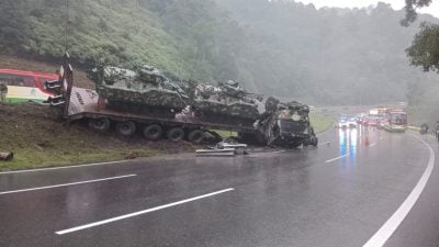 運載坦克車羅裡翻覆  加叻大道交通大阻塞