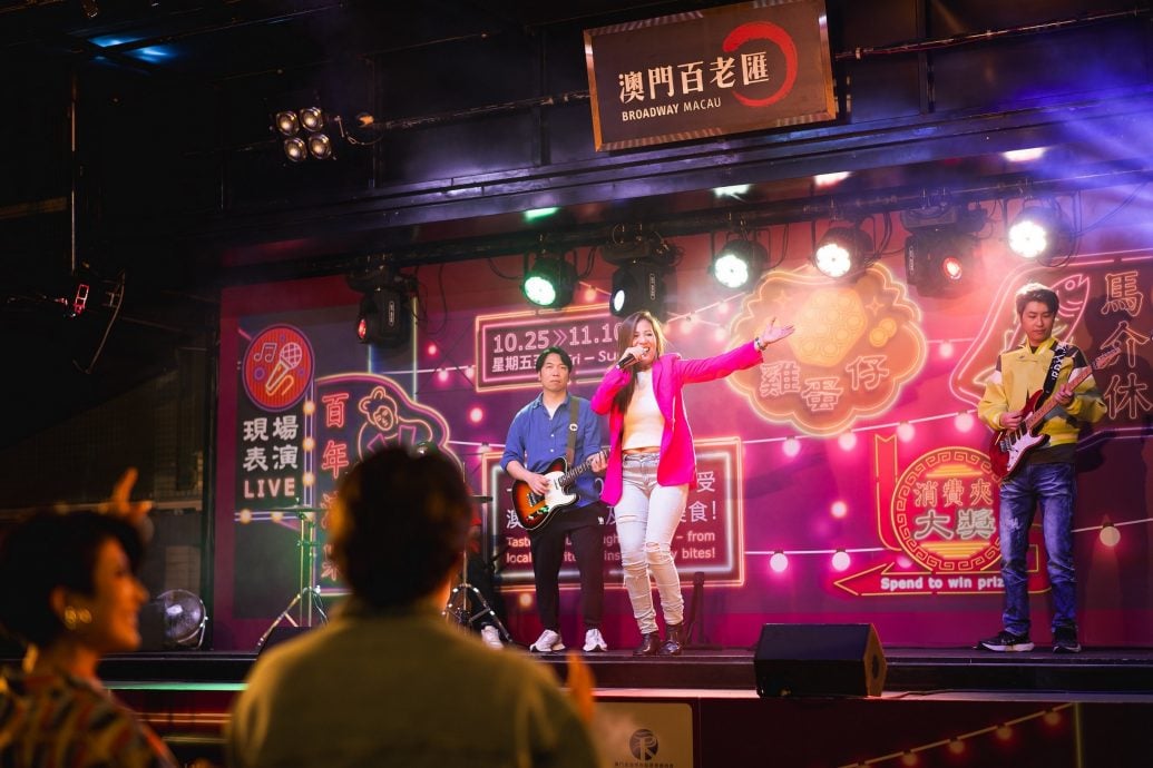 Every Friday, Saturday, and on public holidays, the Broadway Macau Hot Pot Festival will feature lively bands performances that create a festive atmosphere.