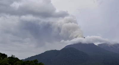 Volcanic eruption burns houses in Indonesia, killing at least 6 people