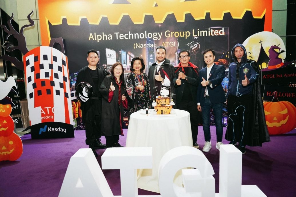 Cake Cutting Ceremony with ATGL Senior Manager Mr. Lucas Tsang, Ms.Edith Tang, Prof. Alice Chiu, BBS, JP, the Executive Director and President of ATGL Mr. Anthony Tsang (Zichen), Ten Outstanding Young Persons Mr. Peter Chan and Morningstar Senior Manager Mr. Kelvin Choy. (From left to right)