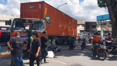 摩托車與拖格羅裡相撞 . 警員頭顱破裂斃命當場