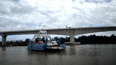 馬魯帝跨河大橋11月10日 .通車民眾告別渡輪的日子