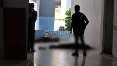 男子疑求爱不遂捅死父女 死者妻：接受命运安排