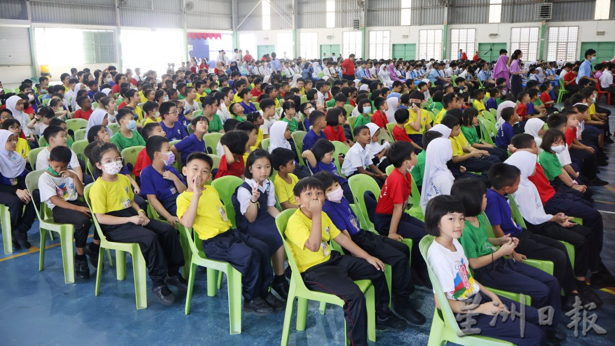 NS庇朥/ 拿督依斯迈拉欣赞赏庇朥中华中小学是民族团结学府，友族也到华校上学。