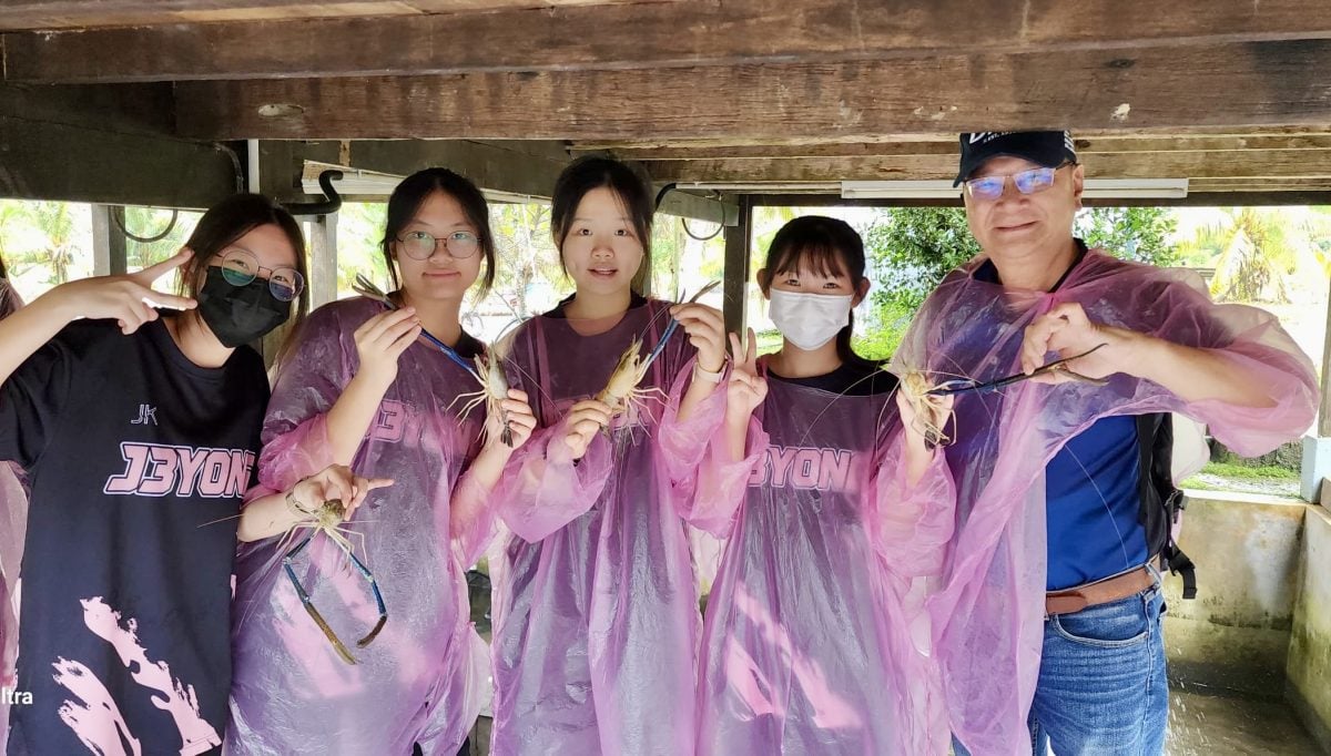 ns波德申／波中户外教学 老师带学生爬山走遍田野 灌输“爱的教育”