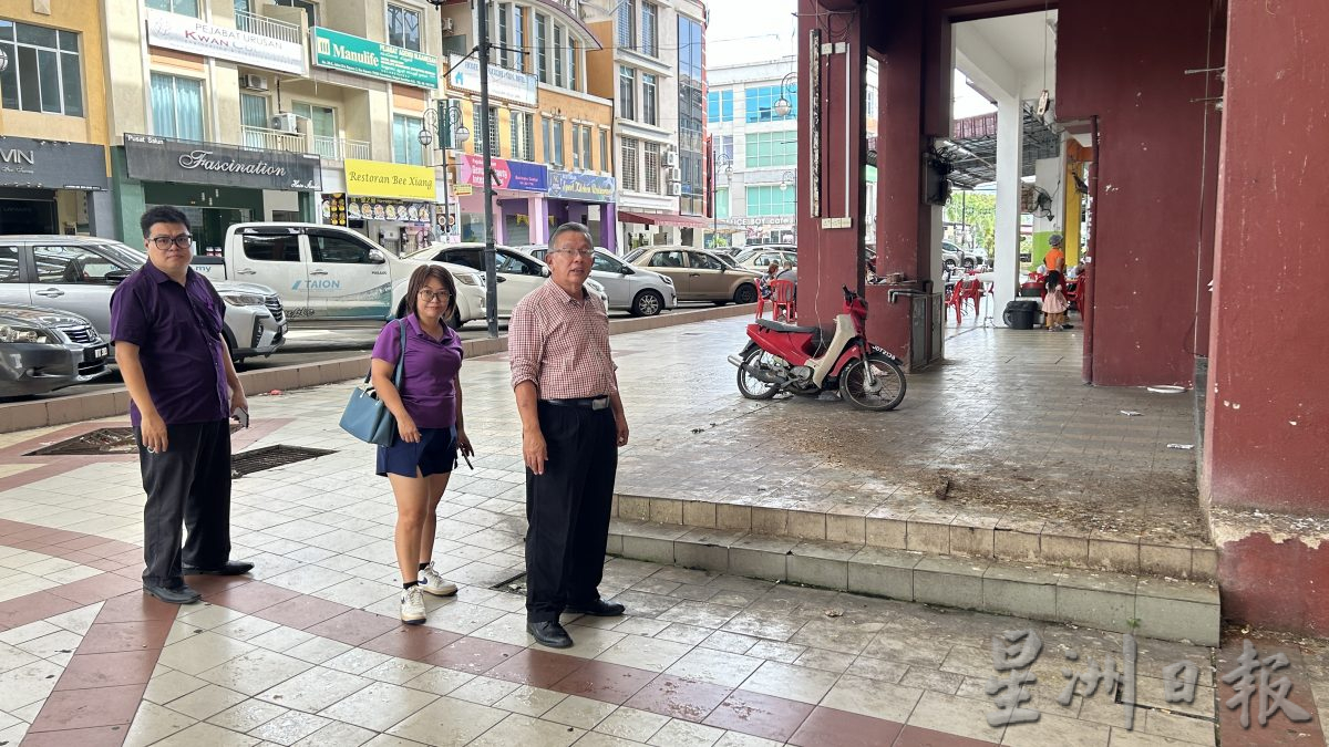 遍地鸟粪，设施年久失修；花城广场商区苦盼振兴