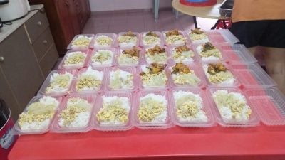 甲必12里村委会   为灾民提供餐食