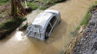 清早載妻子賣菜  轎車失控撞入溝退休牧師溺斃