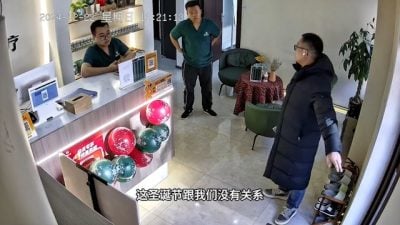 老板愤怒下令拆圣诞装饰 “长津湖看过吗？西方节日一概不搞”