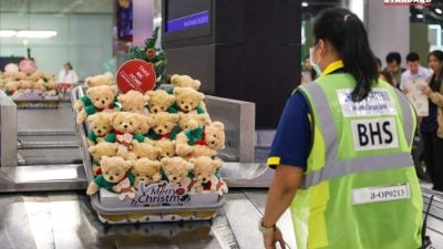 平安夜机场惊喜送泰迪熊 温馨祝福旅客笑迎2025年