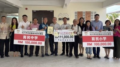 视频 | 甲3所学校获甲市区国会议员邱培栋拨款 共31万1000令吉