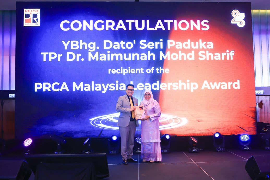 Prof Mohd Said Bani C.M.Din, President of PRCA Malaysia presented the plaque to YBhg. Dato’ Seri Paduka TPr Dr. Maimunah Mohd Sharif, the recipient of the PRCA Malaysia Leadership Award 2024.