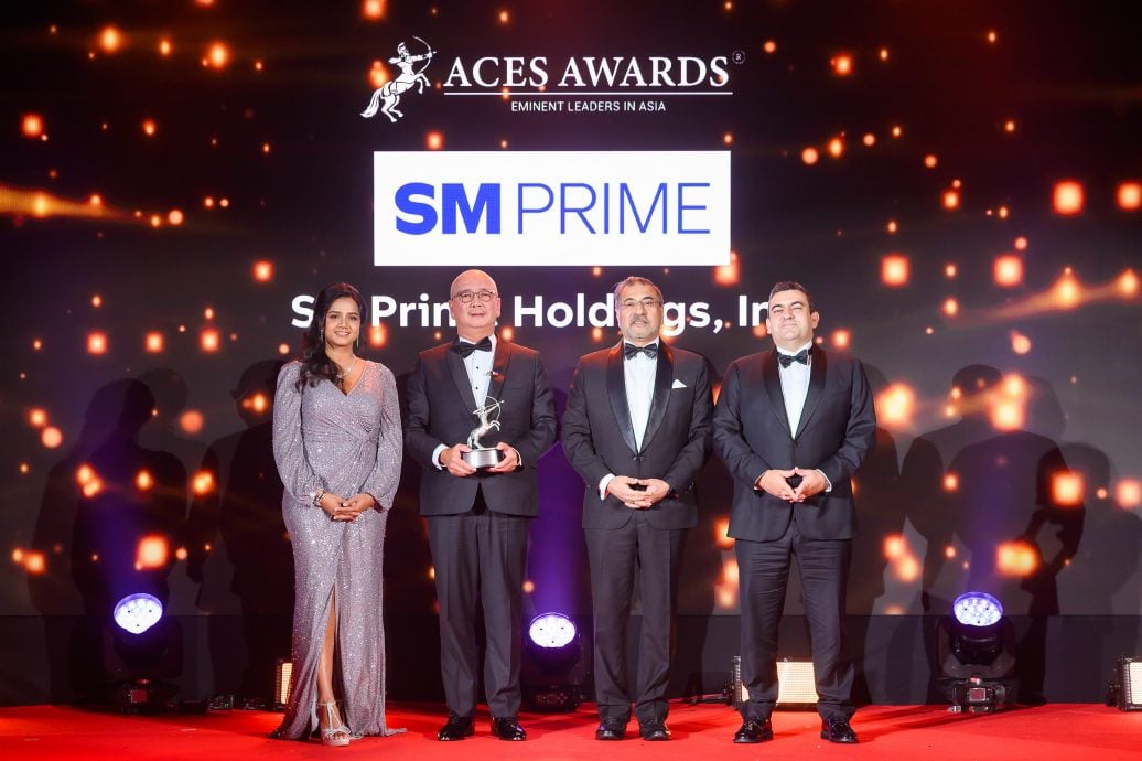 An exceptional moment of recognition: Jeffrey Lim, President of SM Prime Holdings, Inc. (left center), receives the prestigious Eminent Leaders in Asia award at the recently concluded ACES Awards 2024 in Bangkok. As the sole recipient of this coveted honour this year, Jeffrey exemplifies unparalleled leadership and vision. Presenting the award on stage were Dr. Shanggari Balakrishnan, President of the ACES Awards (far left), Hemant Batra, Honorary Chairman of the ACES Council (right center), and Luis Bueno Nieto, Advisor to the ACES Council (far right).