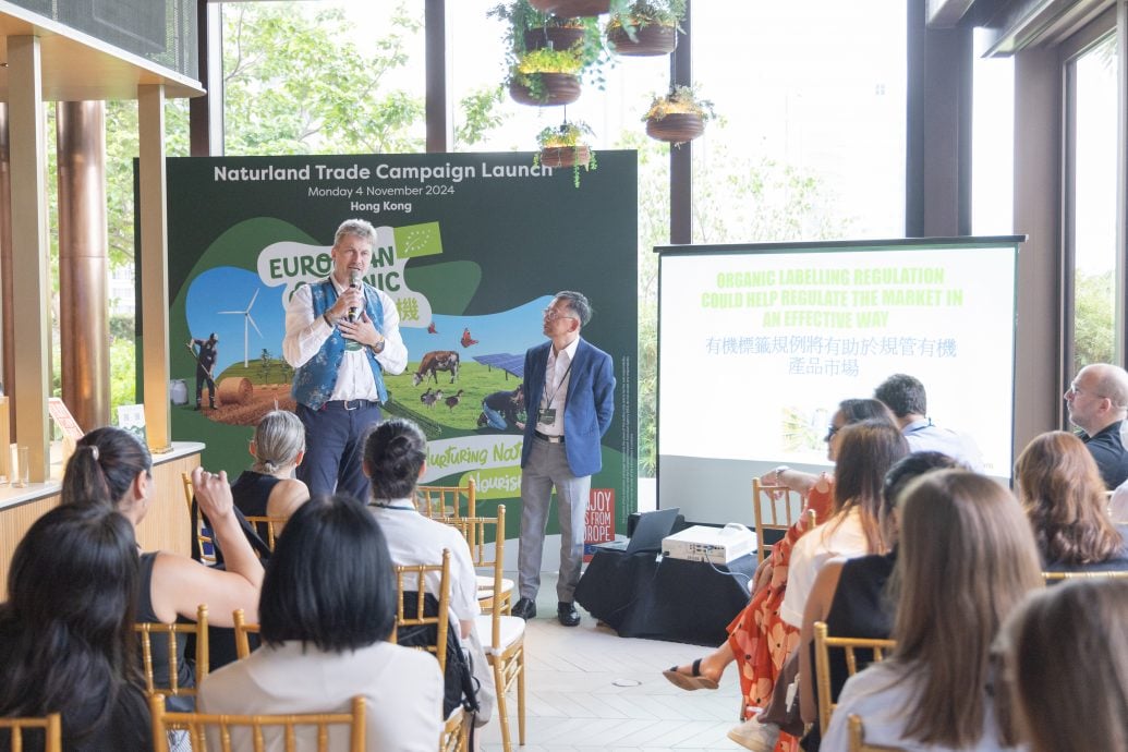 Steffen Reese, CEO of Naturland exchanged ideas about the EU organic foods with the HK food sectors representatives during the event.