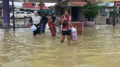 视频| 丹州消拯局挺进水灾区 载送SPM考生至安全地带