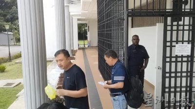 飞机上偷窃 2中国男子今被控 认罪罚款