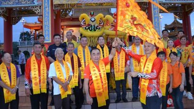 保佛龙末龙华庙神诞 花车雨中夜游壮观