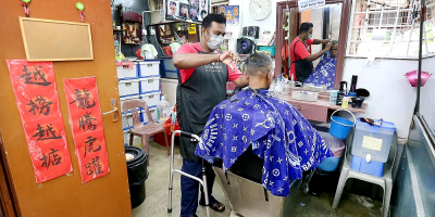 Indian barber serves Chinese patrons