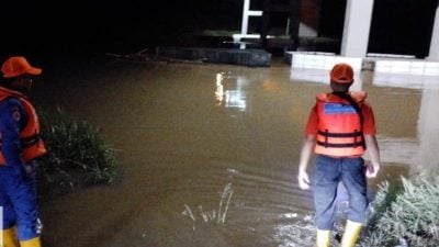 多雨天气低洼区涨水 民防员探测水位