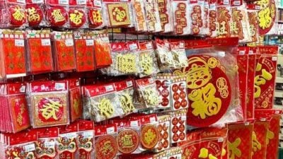 商场弥漫佳节气息 . 蛇年新春饰品选择多