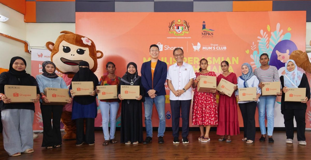 (center) Tan Ming Kit, Head of Marketing and Business Intelligence at Shopee Malaysia; and YB Datuk Seri Dr. Dzulkefly Bin Ahmad, Minister of Health with some of the recipients of Pek Kasih Mama