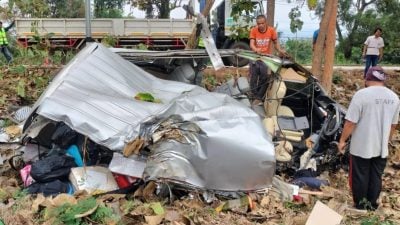 ​司机酒驾撞大树翻车 学生足球冠军队2死