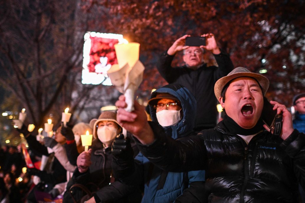 “尹锡悦下台” 时隔8年烛光集会全韩遍地开花