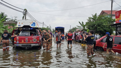 丹华堂续涉水赈灾 坐船闯关“迷水路”