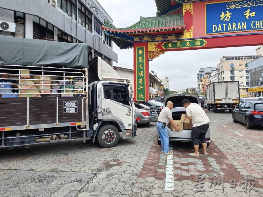 吉兰丹中华大会堂展开第二天的赈灾行动，惟道北县的目标灾区甘榜占布水深及胸，必须乘船深入险境。为了前往道北卧佛寺派送粮食物资给受困灾黎，因为水位还很高，不但得坐船闯关，还一度“迷水路”！