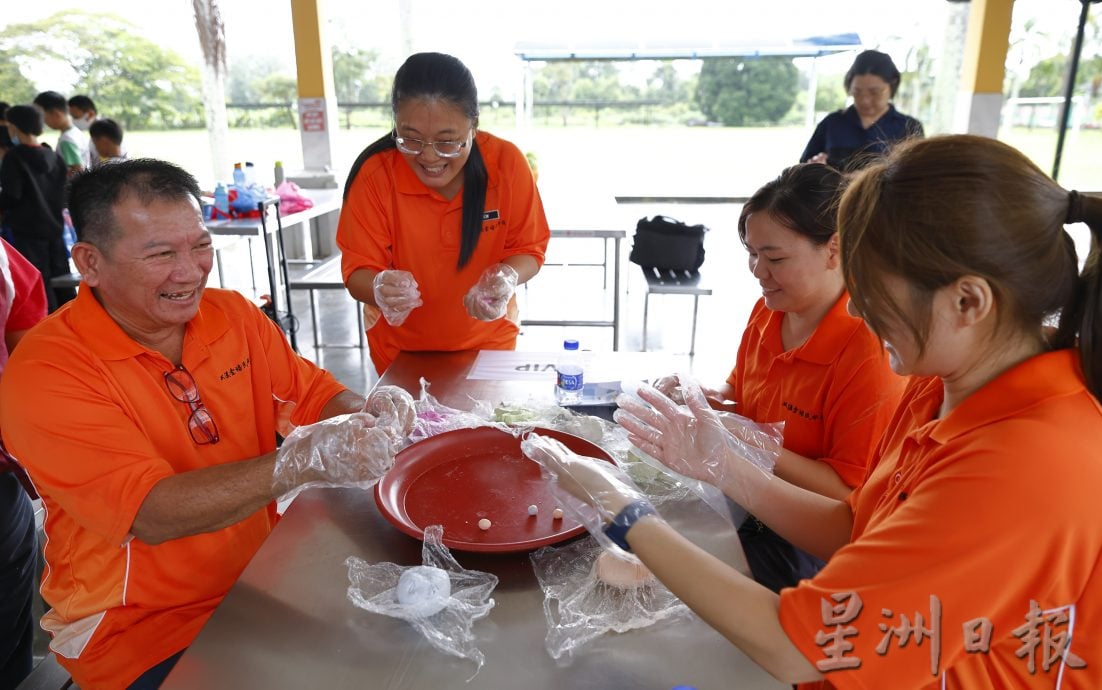 双溪索培民华小庆祝冬至，全校搓汤圆乐。