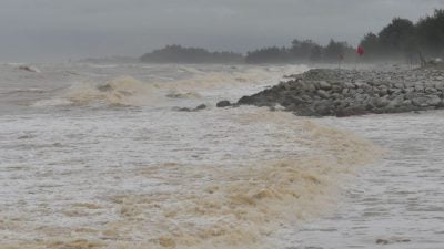 大涨潮忧海水倒灌   沙柏海边逾50户难眠