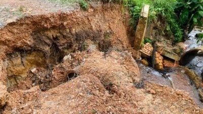 大雨损坏明加叻园丘路函筒及华小道路