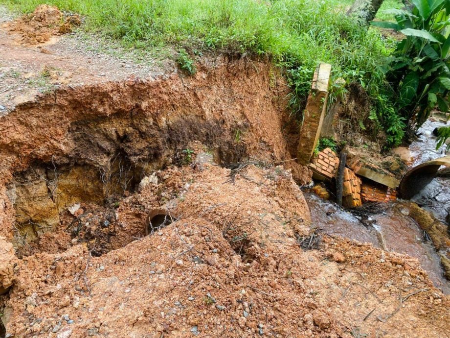 东：大雨损坏明加叻园丘路函筒及华小道路