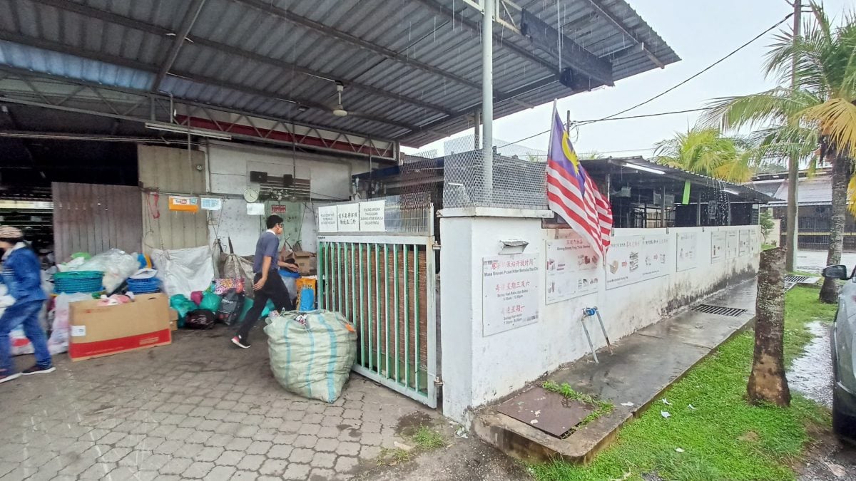 年终大扫除，资源回收站物资倍增，雨季提高困难。