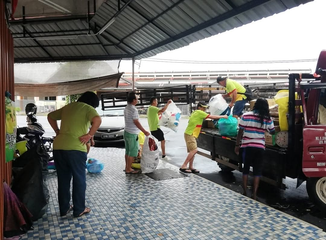 年终大扫除，资源回收站物资倍增，雨季提高困难。